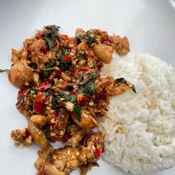ข้าวหอมมะลิ & กะเพรา (เนื้อน่องไก่)
