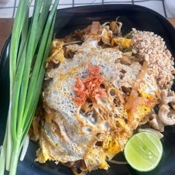 ผัดไทย&ข้าวมันไก่ ครัวโรงอิฐ