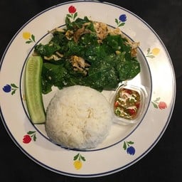 ข้าวราดใบเหลียงผัดไข่