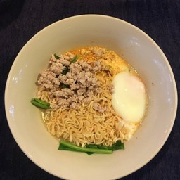 มาม่าต้มไข่ลวก+หมูสับ