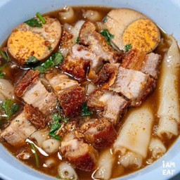 ก๋วยจั๊บ หมูกรอบไข่พิเศษ