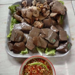 เครื่องในต้มน้ำปลาพร้อมน้ำจิ้มรสเด็ด