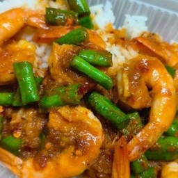ข้าวผัดพริกแกงกุ้งใส่ถั่วฝักยาว