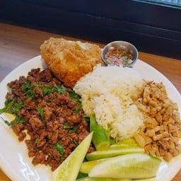 ข้าวกะเพราเนื้อสับไข่ดาว