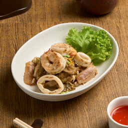 ก๋วยเตี๋ยวคั่ว รวม A + หมึกกรอบ  (ไก่ + กุ้งแชบ๊วย + หมึกสด)