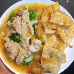 ราดหน้าเส้นใหญ่กรอบ