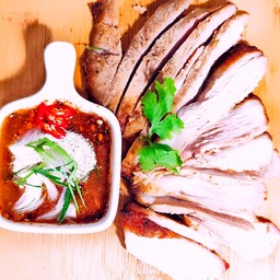 คอหมูย่างน้ำจิ้มแจ่ว