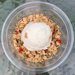 กรีกโยเกิร์ต 100g x กราโนล่า (ฟรีน้ำผึ้ง)