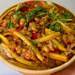 กระเพราหน่อไม้หมูสับ + ไข่ข้น