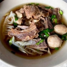ก๋วยเตี๋ยว รวมเนื้อ น้ำใส  +ลูกชิ้น 2 ลูก