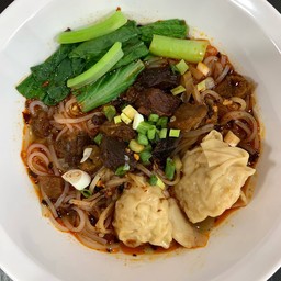 เส้นเล็กเกี๊ยวไก่เนื้อตุ๋น หม่าล่า