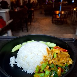 ผัดพริกแกงราดข้าว