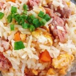 ข้าวผัดแหนมใส่ไข่