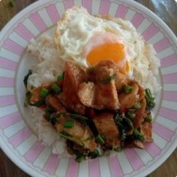 ผัดกะเพราราดข้าว