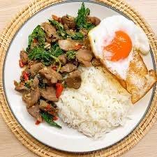 ข้าวกระเพราเครื่องในไก่