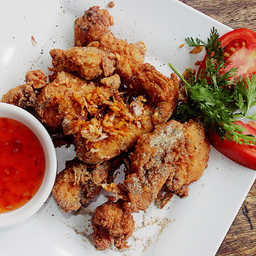 อกไก่ทอดกระเทียมพริกไทย