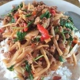 กะเพราหน่อไม้ราดข้าว