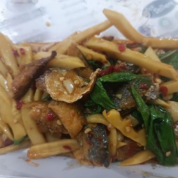 กะเพราปลาทูเถื่อนหน่อไม้ กับข้าว