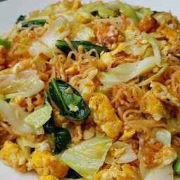 ผัดมาม่าใข่หมูสับ