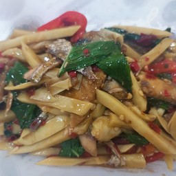 ปลาทูเถื่อนผัดใบโหระพาหน่อไม้กับข้าว