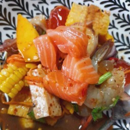 ยำข้าวโพดหวาน กุ้งสด หมูยอ  แซลมอนสด