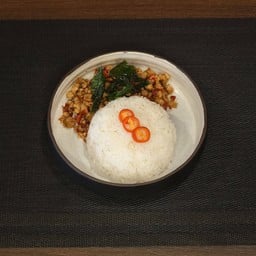 ข้าวกะเพราหมูสับ (Thai Basil Minced Pork with Rice)