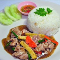 ข้าวราดเนื้อผัดพริกไทยดำ
