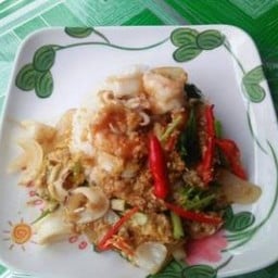 ผัดผงกะหรี่ราดข้าว