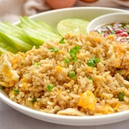 ข้าวผัดไข่ ( ใส่แต่ไข่กับผัก )