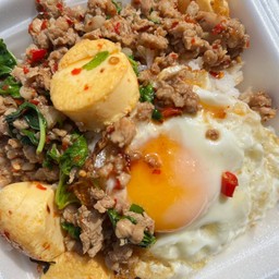 กะเพราเต้าหู้หมูสับราดข้าว