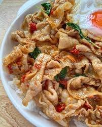 ข้าวกระเพราสามชั้นสไลด์