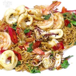 ผัดมาม่ากระเพราทะเล