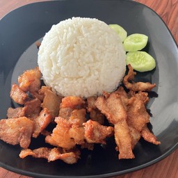 ข้าวหมูสามชั้นทอดน้ำปลา