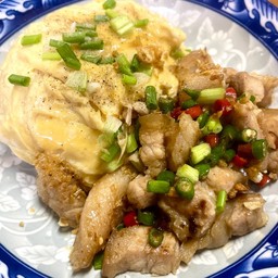 ข้าวไข่ข้น หมูสามชั้นคั่วพริกเกลือ