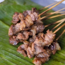 เนื้อย่าง 10 ไม้แถมข้าวเหนียว 1 ห่อ