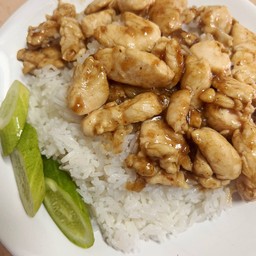 ผัดกระเทียมราดข้าว