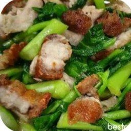 ข้าวราดคะน้าหมูกรอบ