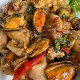 เส้นใหญ่คลุก ผัดกะเพราหอยแมงภู่