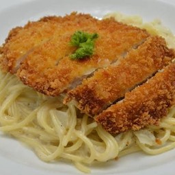 สปาเก็ตตี้ครีมซอสไก่กรอบ