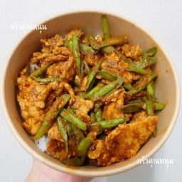 ผัดพริกแกงราดข้าว