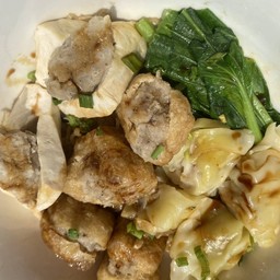 บะหมี่เต้าหู้แคะเกี๊ยวหมู