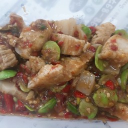 หมูสามชั้นสะตอผัดกะปิ (กับข้าว)