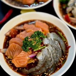ยำแซลม่อนกุ้งสด