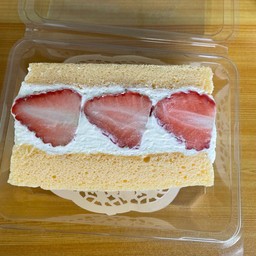 สตอเบอรี่แซนด์วิชเค้ก