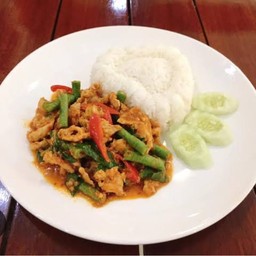 ผัดพริกแกง