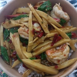 ข้าวกะเพรากุ้งหน่อไม้