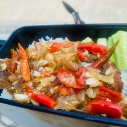 ข้าวปลานิลแกะผัดพริกสด