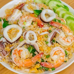 ข้าวผัดไข่แบบรวมหมึกกุ้ง