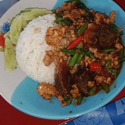 กระเพราไข่เยี่ยว
