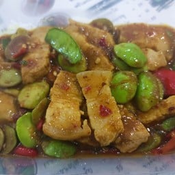 สามชั้นผัดพริกแกงใต้สะตอ กับข้าว